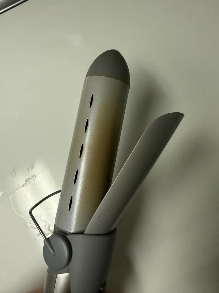 Plancha de peinado de precisión John Frieda JFC9 de 1 1/4 pulgadas Foto 4 de 4