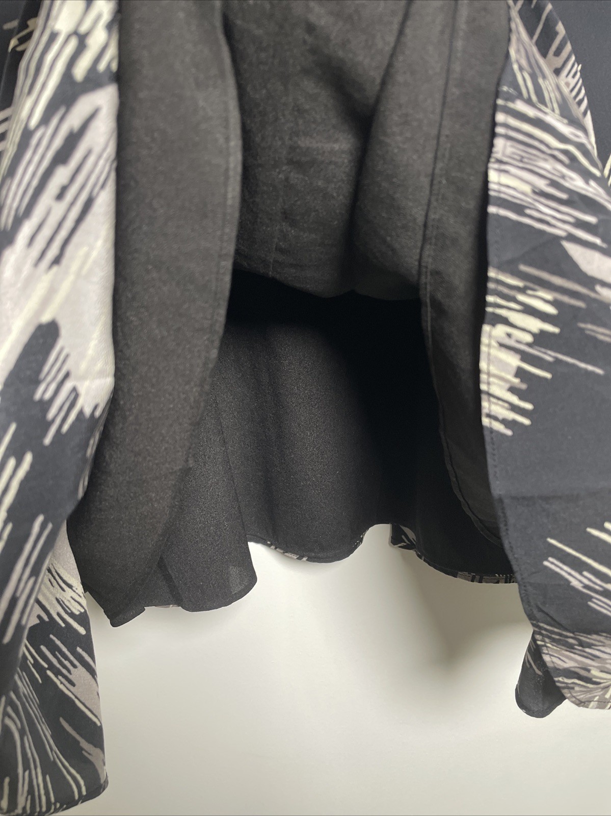 Halston Heritage Women’s Size 0 Black/Gray Swirled Flutter Sleeve Cocktail Dress