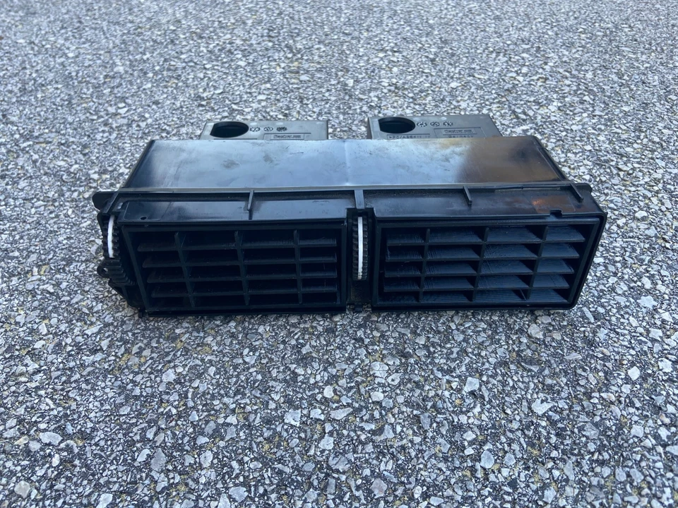 Оригинальный подстаканник для вентиляционной решетки приборной панели Volvo 240 - Изображение 2 из 4