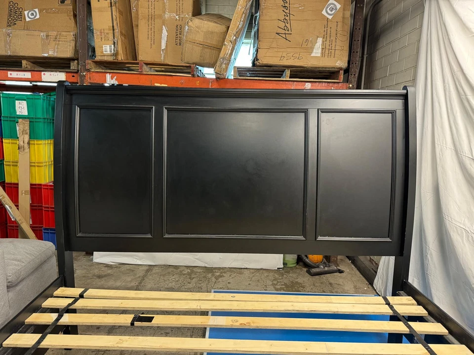 Cama trineo Ashley Greensburg tamaño king con estribo de almacenamiento Foto 4 de 4