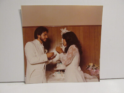 1980S VINTAGE FOUND PHOTOGRAPH COLOR ORIGINAL PHOTO WEDDING BRIDE GROOM CAKE PIC