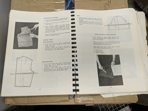 Sew Fit Manual A Guide to Making patterns fit by Pivoting Sliding Oblander 1979 - Foto 4 di 7