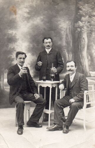 BL384 Carte Photo vintage card RPPC Homme table boisson alcool décor studio - Photo 1/1