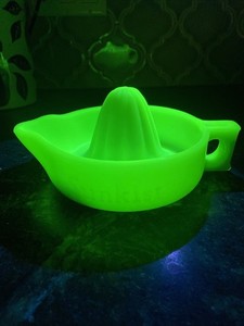 VINTAGE 1940S  SUNKIST JADEITE URANIUM 8" EMBOSSED JUICER