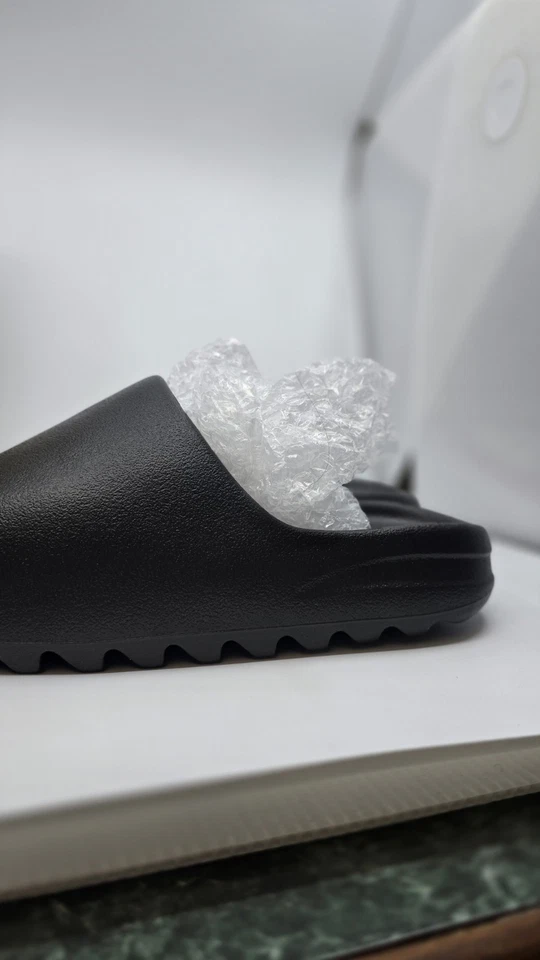 12M- Yeezy Slide Black Onyx  Foto 3 de 4