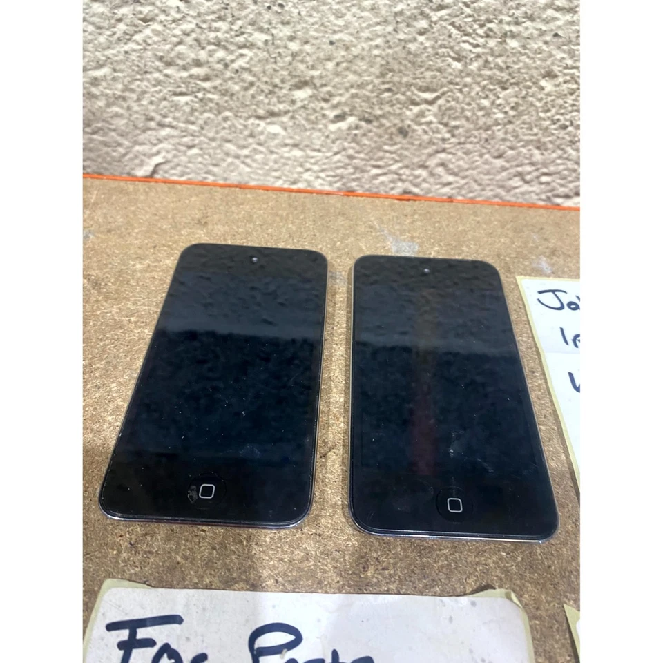 Lot 2 Apple iPod Touch (4th-Gen) A1367 MP3 Media Player (16GB, 32GB) - For Parts - Image 3 of 4