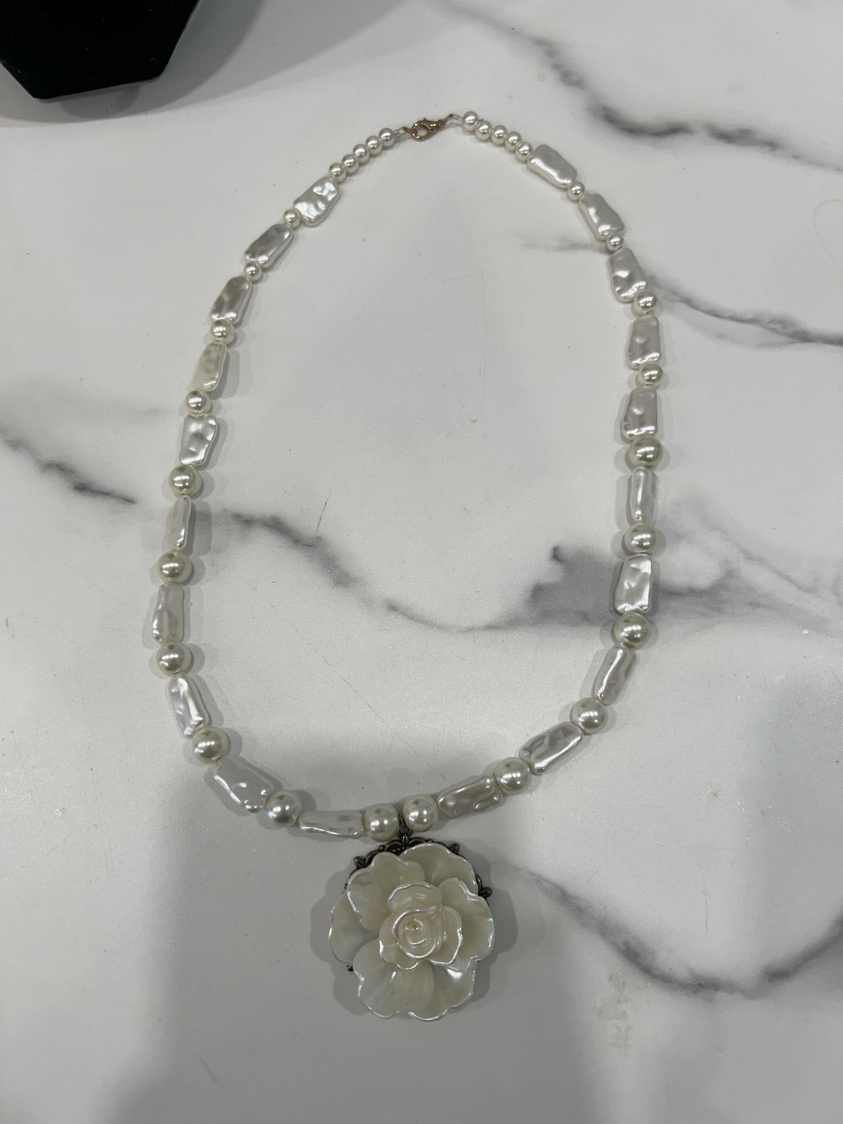 White Shell Flower Pendant Statement Necklace Fau… - image 4