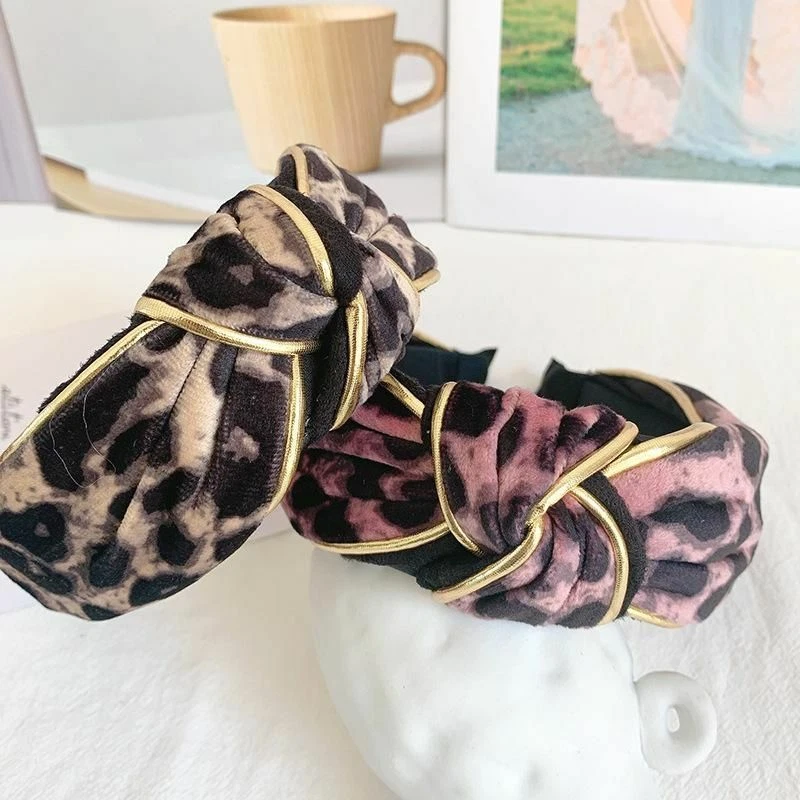 Tela de piel de leopardo anudada retro de moda con diadema ancha con ribete dorado-rosa Foto 3 de 4