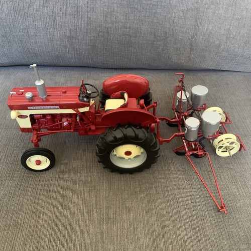 IH FARMALL 340 NF TRACTOR W/TWO ROW PLANTER RED 1/16 DIECAST BY SPECCAST ZJD1933