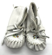 Vintage Minnetonka Pa-Poo-Shu Baby Moccasins 1635 Size 6 White Beaded NIB 1980s