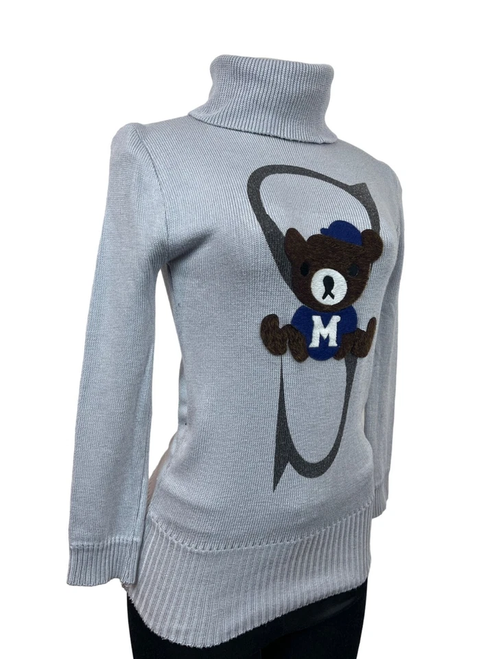 Suéter Hecho a Mano Para Mujer Oso de Peluche Gris con Letra S Cuello Tortuga Talla S Foto 3 de 4