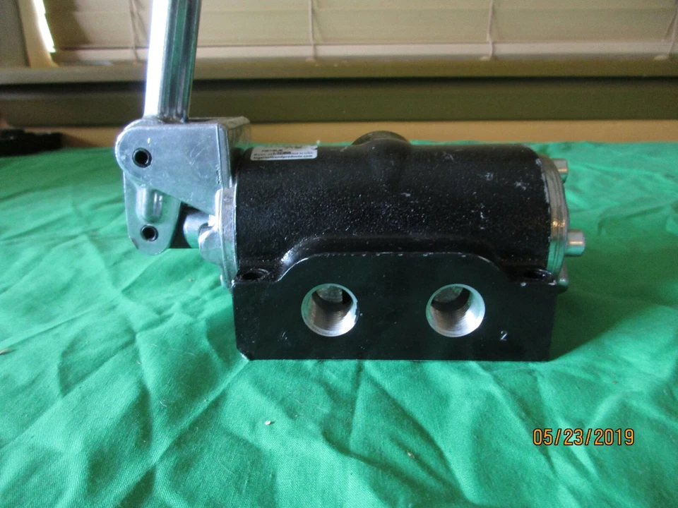 NEW ARO MANUAL AIR CONTROL 4-WAY / 2 POSITION VALVE K213LS    3/8" NPT, 150 PSI - Image 3 of 4