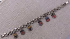 Altes versilbertes Bettelarmband mit Wappenanhänger