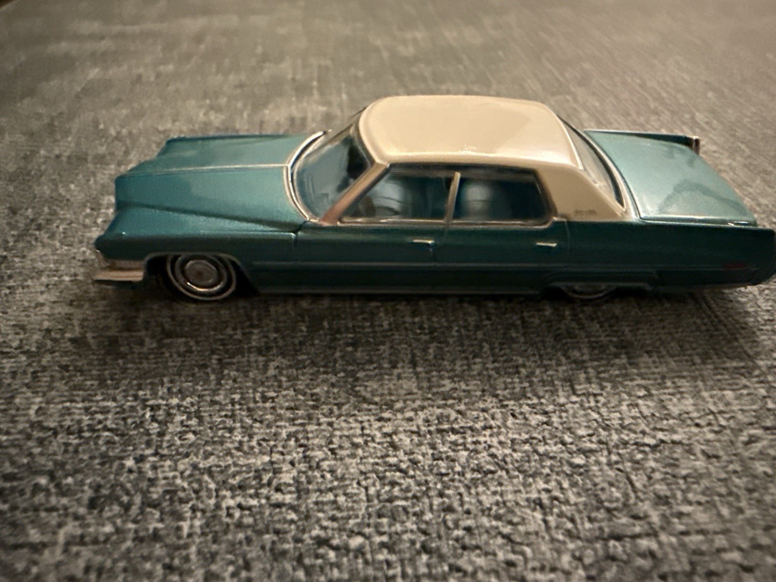 GreenLight 1973 Cadillac Sedan DeVille 1:64 Diecast Teal Cream Roof