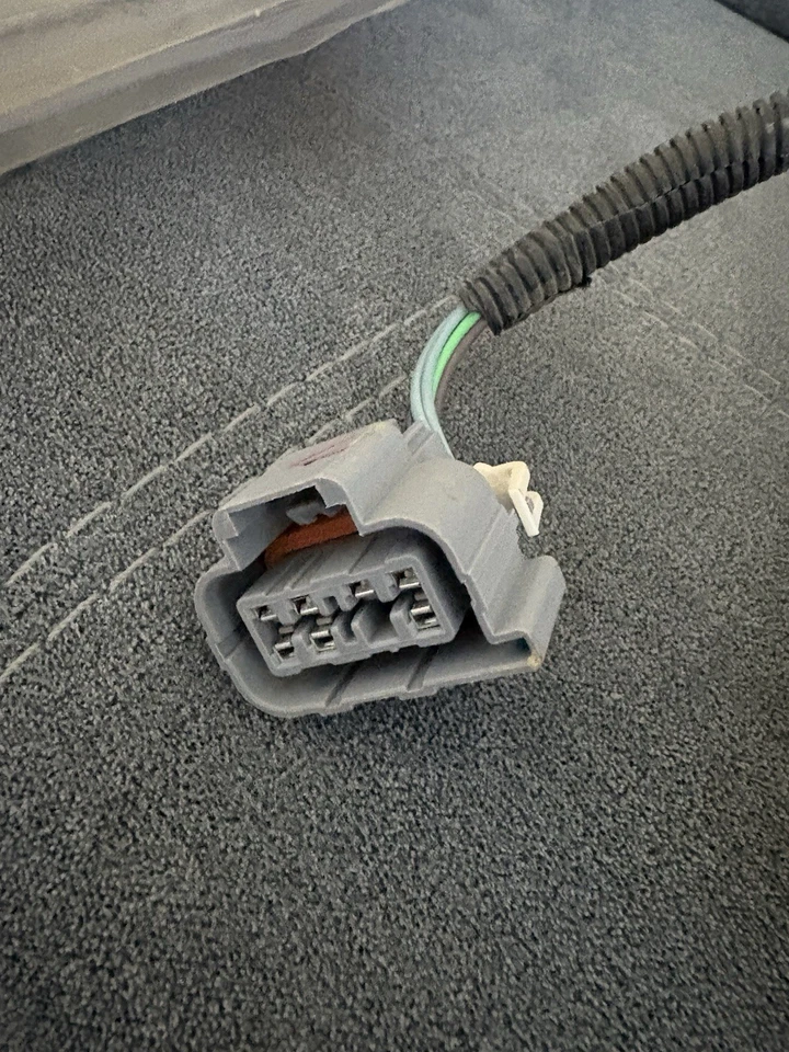 Conjunto de lámpara trasera izquierda Glo-Brite 181-1. Repl. GM 15767590 Chevrolet GMC 1999-2000 Foto 3 de 4