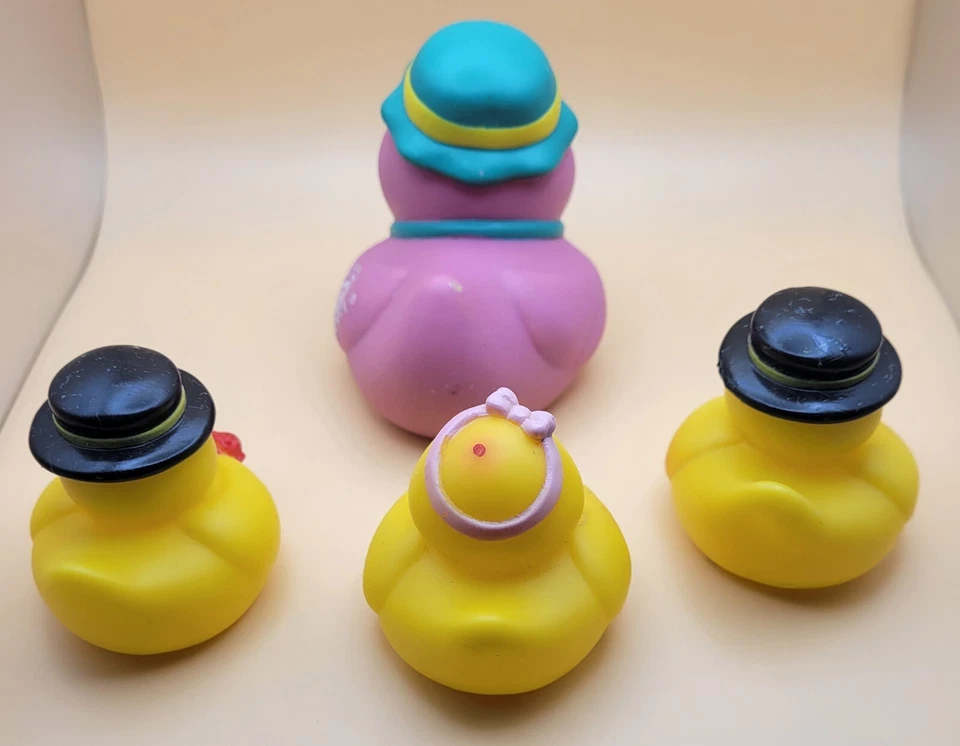 4 juguetes de goma para patos - 2 con sombreros, 1 con lazo rosa y 1 juguete para chorro púrpura *JEEP* Foto 2 de 4