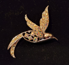 VINTAGE SARAH COVENTRY HUMMING BIRD AURORA BOREALIS RHINESTONE 2.25" BROOCH PIN