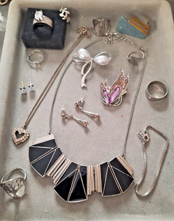 Lot de bijoux fantaisie modernes anciens et/ou vintage