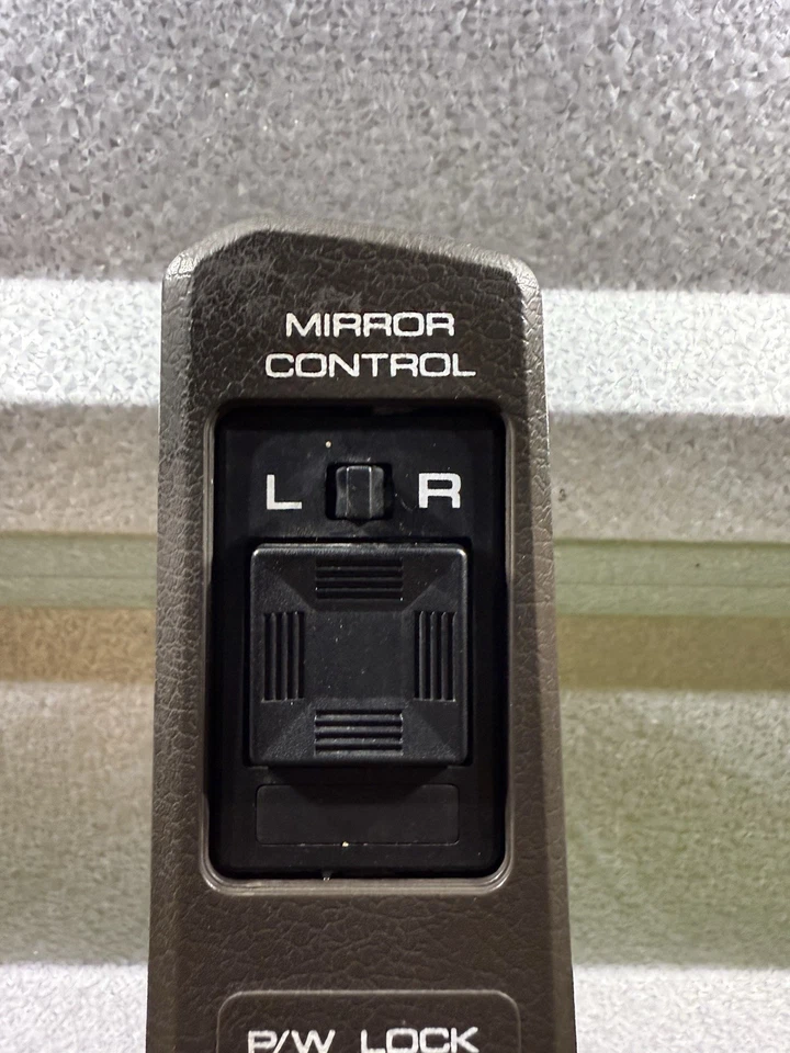 1990 Infiniti M30 Coupe janela frontal esquerda e interruptor de controle de espelho e moldura de acabamento - Imagem 2 de 4