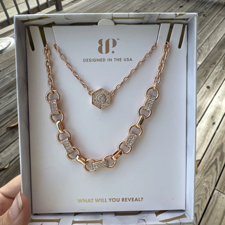 Colar Bomb Party: Luxe Layers 2025 Collection, NK20138 "Connected by Fate" - Imagem 4 de 4