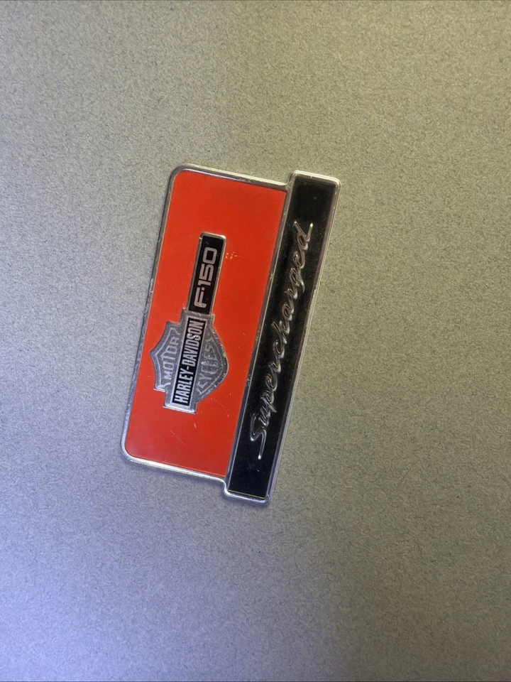 Pequeña placa sobrealimentada Harley Davidson F150 nueva de stock tiene algunos arañazos finos Foto 2 de 3