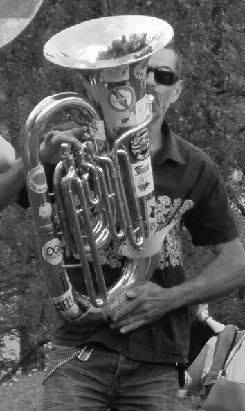 Tuba basse en Mi bémol + housse - Photo 4/4