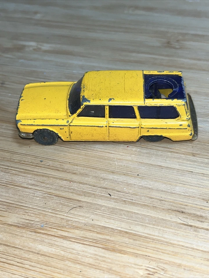 USADO Vintage Diecast Husky Studebaker Wagonaire TV Cámara Coche Amarillo 1.64 #18 Foto 2 de 4