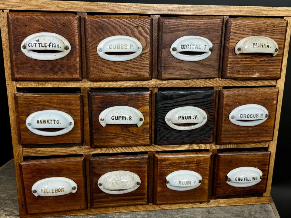 Gabinete boticario CB1 antiguo de madera primitiva con 12 cajones porcelana estampada Foto 2 de 4