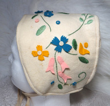 VINTAGE GIRLS/DOLL WHITE FELT BONNET HAT FLOWER APPLIQUES  EMBROIDERY OLD READ 