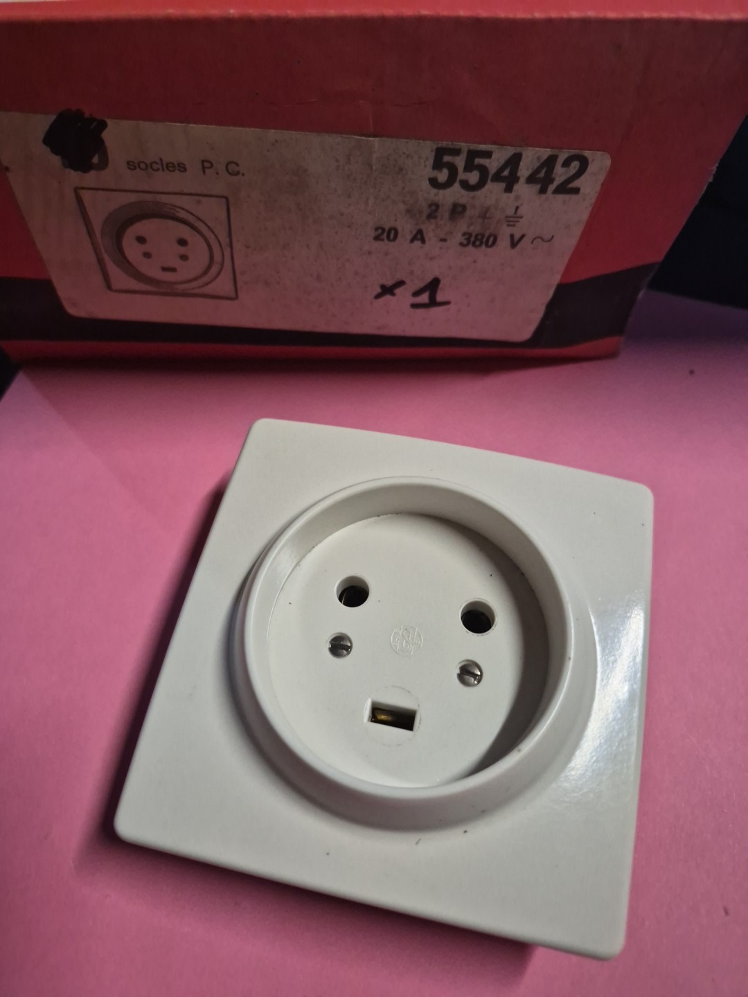 Prise de courant 20A 380V Legrand 55442 boîtier robuste 95 x 95 mm