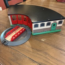BRIO World Grand Roundhouse 33456 w/Turntable Great Shape