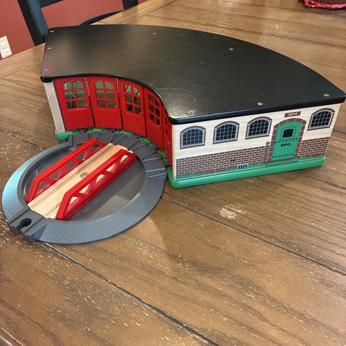 BRIO World Grand Roundhouse 33456 w/Turntable Great Shape