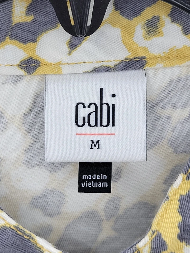 Blusa artística Cabi Top para mujer mediana amarilla gris floral manga larga cuello lengüeta Foto 3 de 4