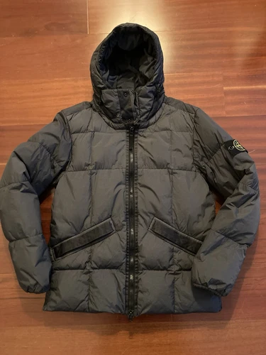 Piumino con cappuccio STONE ISLAND tinto in capo Crinkle Reps NY grigio medio