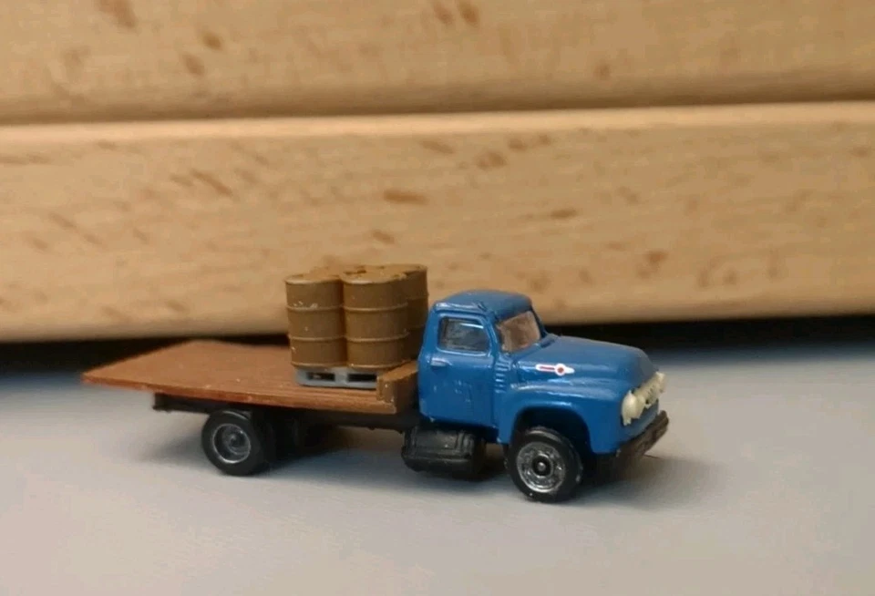 Ford Flatbed Classic Metal Works azul 1954 com carga escala N - Imagem 3 de 4