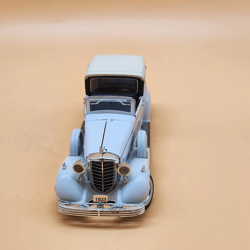 Vintage 1933 Cadillac Town Car Diecast Model 1:24 Hood Opens Detailed Engine - Image 2 of 4