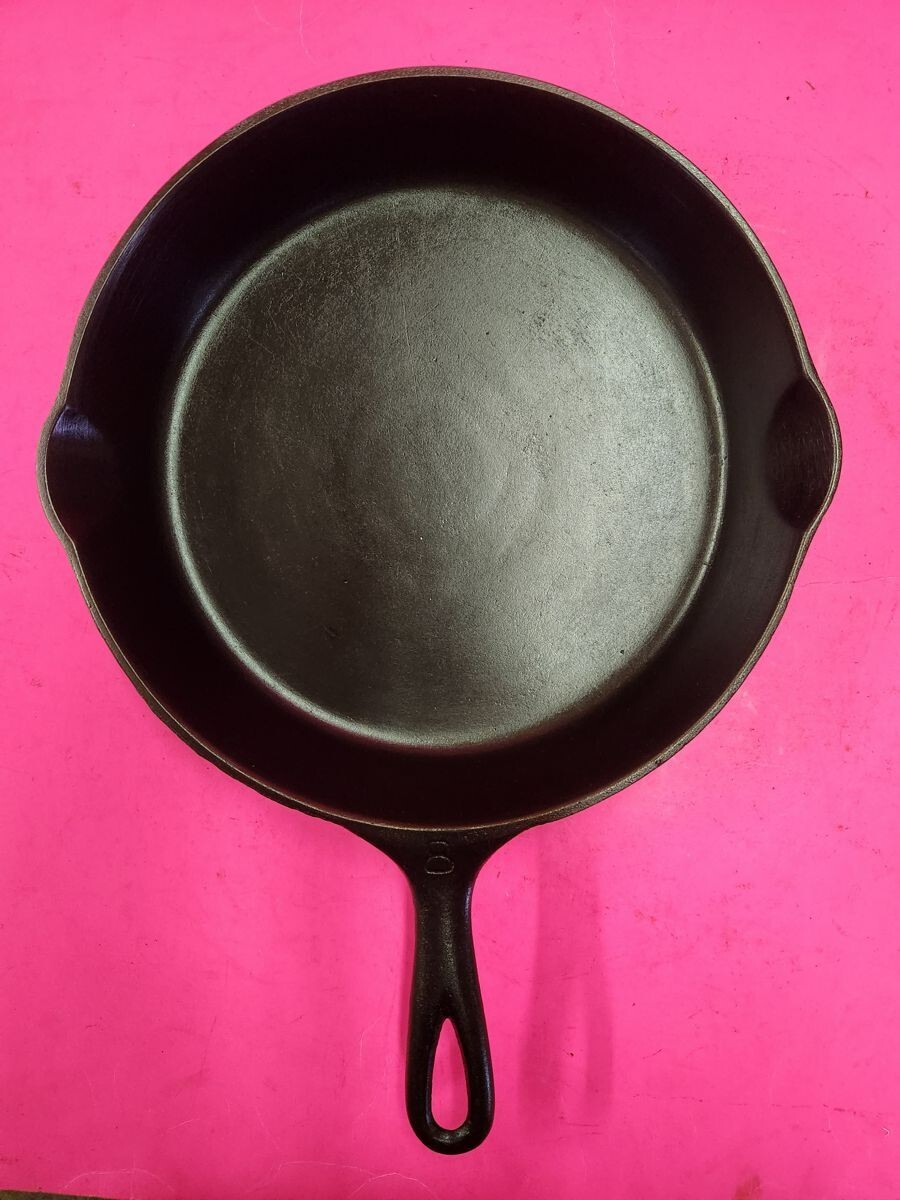 Vintage GRISWOLD 722 No.8 VICTOR, CAST IRON SKILLET w/ HEAT Vintage GRISWOLD 722 No.8 VICTOR, CAST IRON SKILLET w/ HEAT