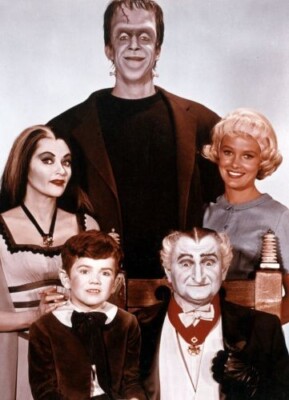 The Munsters Unsigned photo - Fred Gwynne, Al Lewis and Yvonne De Carlo *35