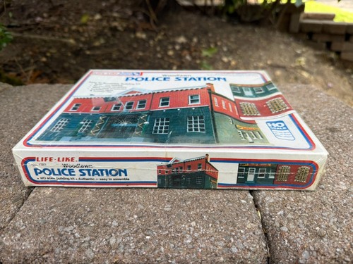 Life Like Woodlawn Police Station Modellbausatz 1382 versiegelt in Box... HO Scale - Bild 2 von 4