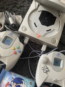 SEGA Dreamcast White Home Console Bundle w/ 2 Controllers, Light Gun & 3 Games