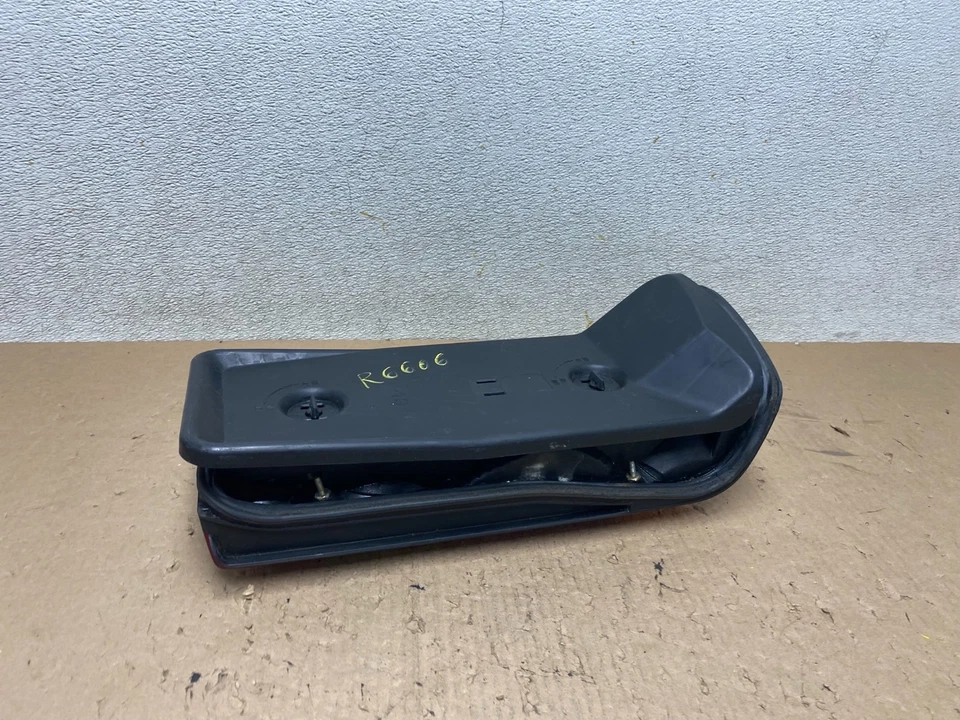 Luz trasera lateral del pasajero derecho Mercedes-Benz W126 1986 a 1991 OEM R6606 DW Foto 4 de 4