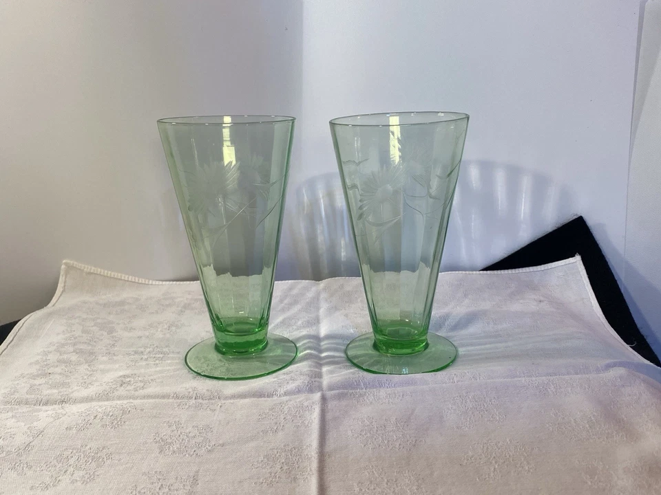 "Juego de colección de 2 vasos/copa/vidrio de malta con patas de vid floral grabados en uranio" Foto 2 de 4