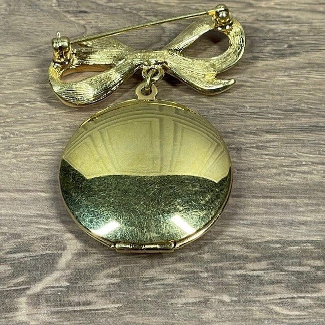 Broche prendedor medallón madre monet tono dorado con diseño de lazo 2 pulgadas Foto 4 de 4