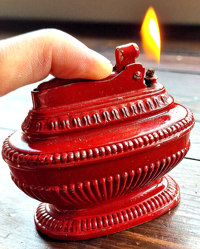 Vintage RONSON QUEEN ANNE Red Petrol Table Lighter in Working Order Patented