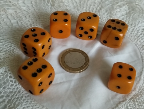 6 x Butterscotch Würfel - Bakelit -Catalin- Faux Amber- DDR Würfel