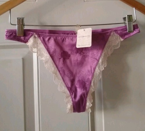 FREE PEOPLE INTIMATE LILA BLUMEN UND SPITZE TANGA SLIP, GR. S