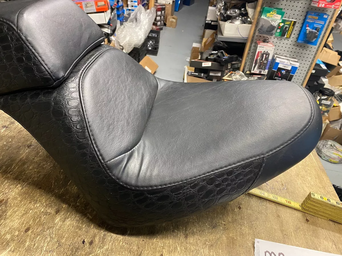 M8 Ostrich Seat Harley Softail Street Bob Heritage OEM Milwaukee Eight 2018 Fac