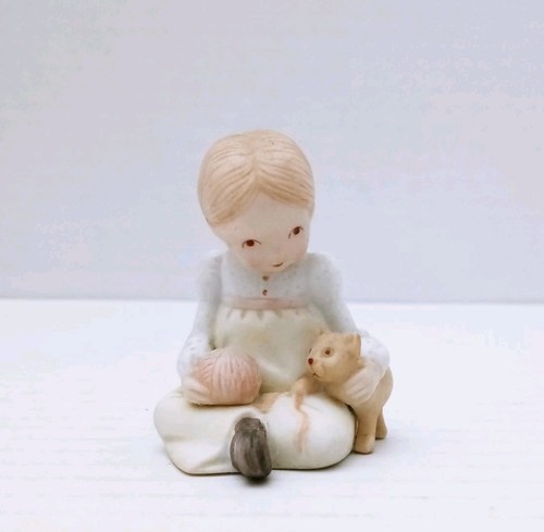 Vintage Holly Hobbie Little Things Girl Kitten Ball Of Yarn Bisque Porcelain - Picture 1 of 7
