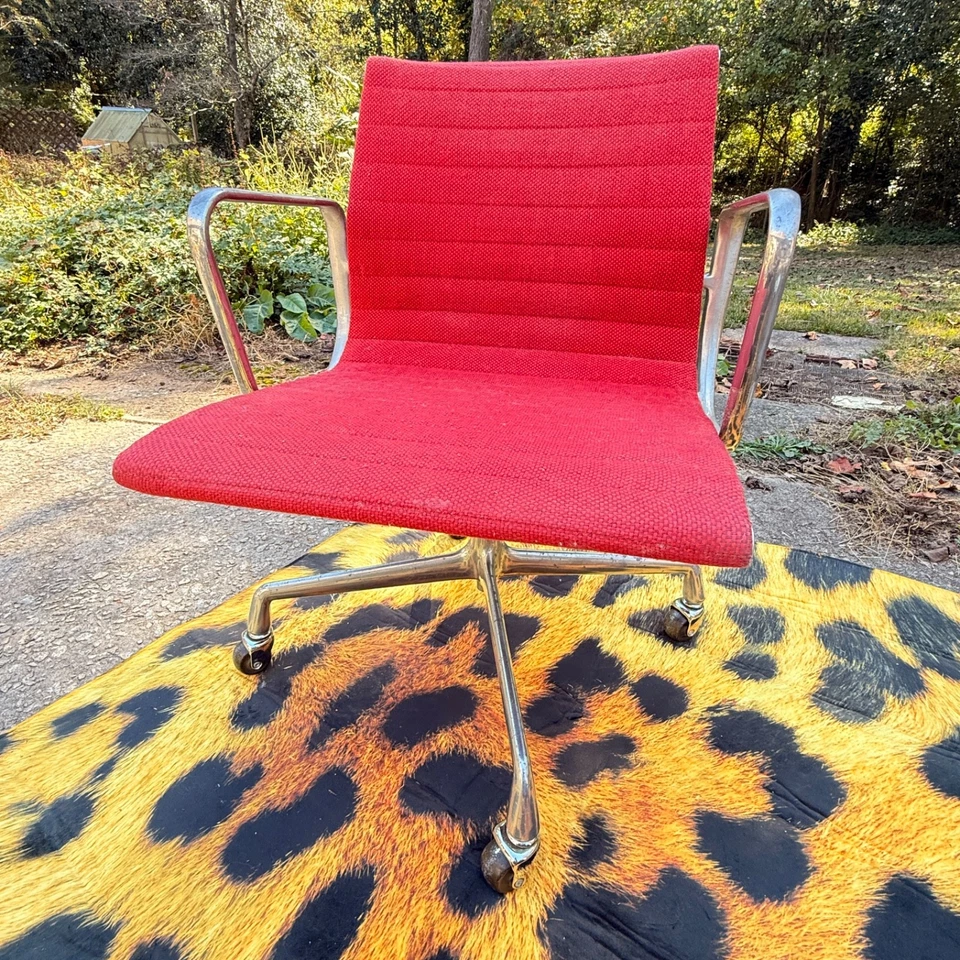 Eames Herman Miller行政铝制管理桌椅红布 — 第 2/4 张图片