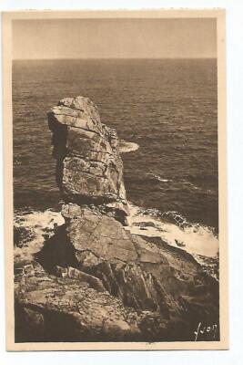 29 LA POINTE DU RAZ DE SEIN LE MENHIR ET LA BAIE DES TREPASSES